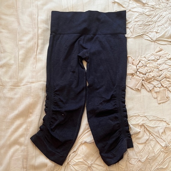 Navy Lululemon cropped leggings - Picture 1 of 2